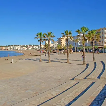 Appartement In Riells With Beachfront Views *