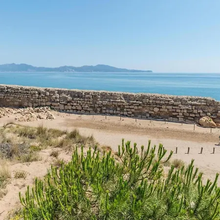 In Riells With Beachfront Views Appartement *